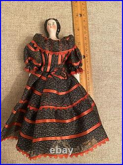 Very Rare 8.5 Early Ca 1860-70 China Doll W Unusual Hairstyle Nice Dress Snood