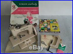 Very nice vtg SINGER 20 SEWHANDY toy child antique sewing machine & original Box