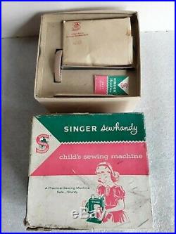 Very nice vtg SINGER 20 SEWHANDY toy child antique sewing machine & original Box