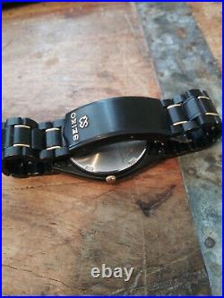 Vintage 1985 Seiko 5C23-8019 Men's Analog Alarm Black and Gold Watch Very Nice